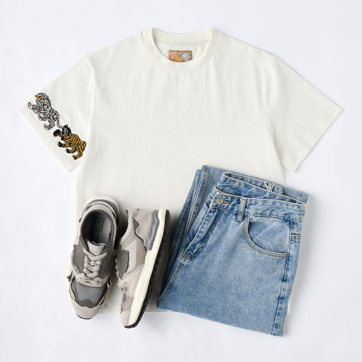 Tigers Biting Their Tail Sleeve Embroidery Cotton Tee